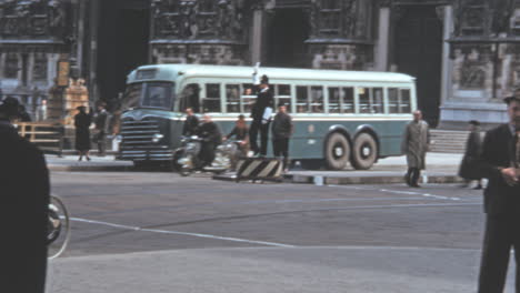 Oficial-De-Tráfico-Dirigiendo-El-Tráfico-Frente-A-La-Catedral-De-Milán-En-La-Década-De-1950