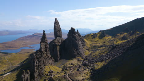 The-old-man-of-Storr-Aerial-push-in,-sunny-day