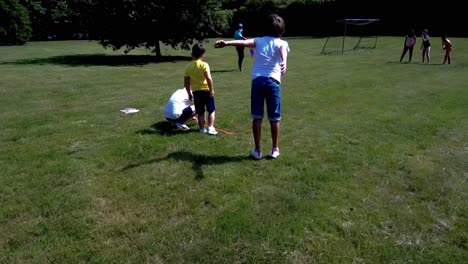 Kinder-Rennen-Und-Spielen-Mitten-Im-Sommer-An-Einem-Sonnigen-Tag-In-Einem-Grünen-Garten