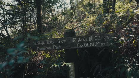 Señalización-Del-Parque-Momijidani-En-La-Cumbre-Del-Monte-Misen-En-Hatsukaichi,-Japón