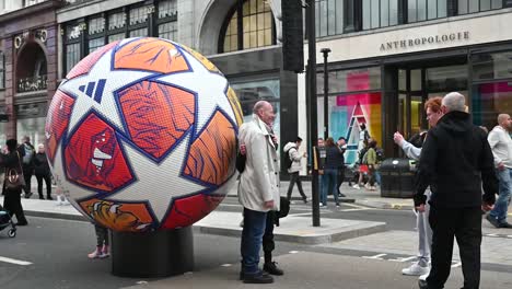 Fotos-Cerca-De-Una-Pelota-De-Fútbol,-Liga-De-Campeones-De-La-UEFA,-Regents-Street,-Londres,-Reino-Unido