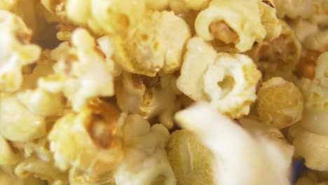 Popcorn-Fällt-In-Einen-Großen-Eimer,-Köstliche-Nahaufnahme