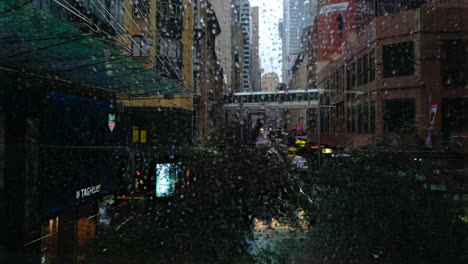 Timelapse-De-Tráfico,-Calle-Muy-Transitada-En-Sydney,-Nueva-Gales-Del-Sur-Con-Gotas-De-Lluvia-En-La-Ventana