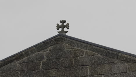 Ancient-Cross-At-The-Top-Of-A-Rooftop-In-Guimaraes-Castle,-Portugal