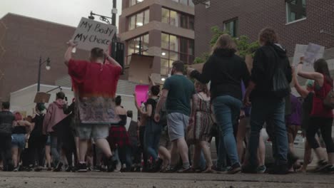 Hunderte-Demonstranten-Mit-Schildern-Marschieren-Durch-Eine-Geschäftige-Stadt,-Um-Gegen-Die-Entscheidung-Des-Obersten-Gerichtshofs-Zu-Protestieren,-Roe-V.-Aufzuheben.