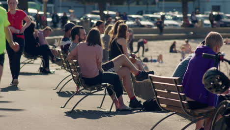 People-enjoying-the-sunshine-on-Oriental-Bay-in-Wellington-City,-New-Zealand