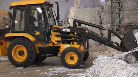 Westbestand-An-Rohpapier-Wird-In-Einer-Großen-Maschine-Recycelt