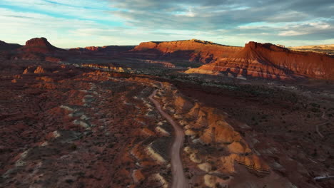 Paisaje-De-Montañas-Arcoiris-En-Utah-Al-Atardecer---Disparo-Aéreo-De-Drones