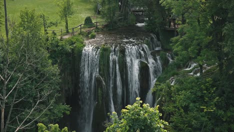 Majestuosa-Cascada-Rodeada-De-Exuberante-Vegetación-En-Rastoke,-Croacia