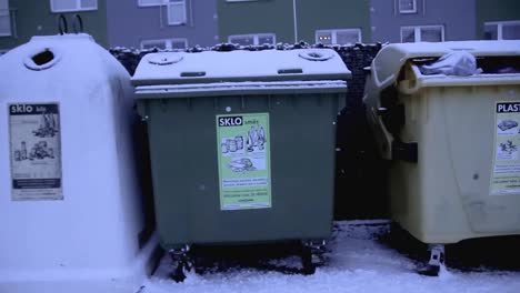 Residuos-De-Reciclaje-Ambiental-Con-Diferentes-Tipos-De-Materiales-De-Desecho-En-Contenedores.-Vídeo-De-Archivo.