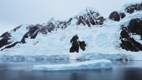 Eisberge-Und-Winterberge-In-Kalter,-Blauer-Landschaft-In-Der-Antarktis-Mit-Eis-Und-Gletscher-In-Dramatisch-Schöner-Küstenszene-An-Der-Küste-Der-Antarktischen-Halbinsel