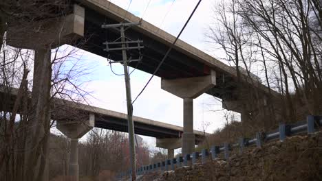 Camiones-Circulando-Sobre-Puentes-Rodeados-De-Bosques