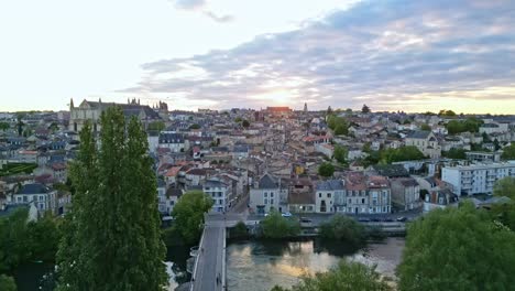 Paisaje-Urbano-De-Poitiers-Con-La-Catedral-De-San-Pedro-O-Pierre,-Francia