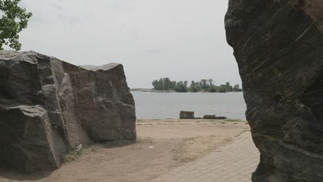 Blick-Auf-Den-See-Zwischen-Den-Felsen-4k