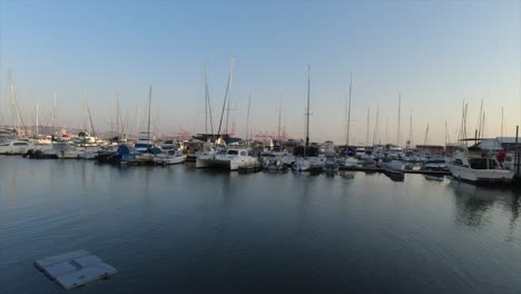 Yacht-Boot-Marina-Slipanlage-Mit-Blick-Auf-Yachten-Und-Boote,-Die-Auf-Einem-Gehweg-Am-Point-Yacht-Club-Royal-Natal-Yacht-Club-Durban-Vertäut-Sind