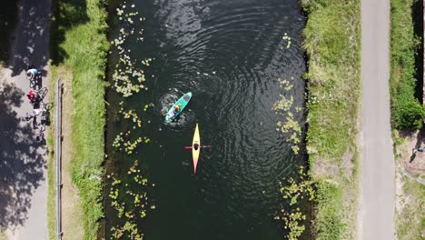 U-Boot-Und-Kajak-Im-Wasser