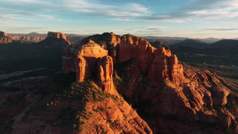 Rote-Felsformationen-Von-Sedona-Bei-Sonnenuntergang-In-Arizona,-USA---Luftaufnahme-Einer-Drohne