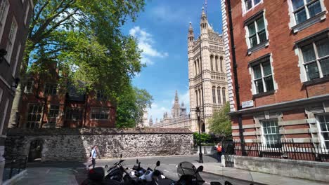 Aufnahmen-Des-Victoria-Towers-Von-Der-Little-College-Street-In-Westminster,-London,-Die-Das-Konzept-Historischer-Architektur-Und-Urbaner-Landschaft-Veranschaulichen