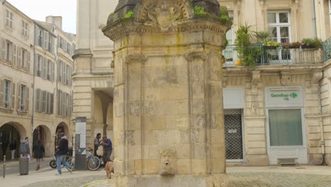 Antigua-Fuente-De-Piedra-Fuera-De-Uso-En-La-Plaza-Del-Centro-Histórico-De-La-Ciudad