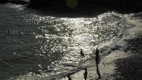 Italien-Strand-Im-Sommer,-Leute-Schwimmen