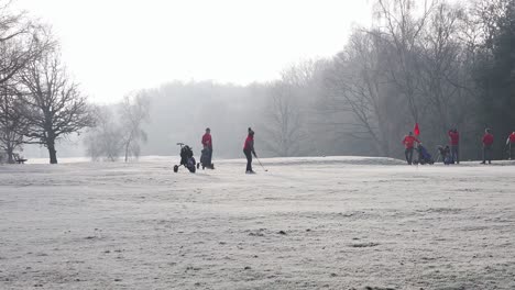 London,-England---22.-Januar-2023:-Golfspieler,-Die-Im-Winter-Einen-Frostbedeckten-Golfplatz-Anlegen