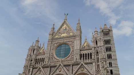 Fachada-De-La-Catedral-De-Siena,-Un-Impresionante-Ejemplo-De-Arquitectura-Gótica-Italiana.