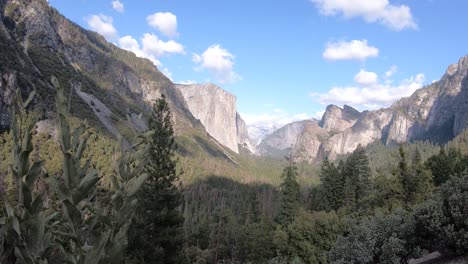 Yosemite-national-park-timelapse-tunnel-view-extraordinary-mountains-with-half-dome-and-fast-moving-clouds