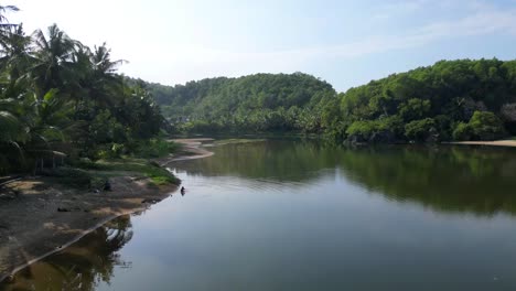 Cámara-Que-Rastrea-El-Tranquilo-Estuario-Indonesio-Cerca-De-La-Costa