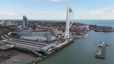 Toma-Circular-De-Un-Dron-De-La-Torre-Spinnaker-Gun-Wharf-Quays-Portsmouth-Mostrando-La-Estación,-El-Puerto-Deportivo-Y-El-Centro-Comercial