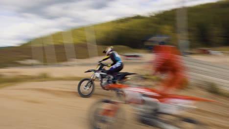 Tres-Pilotos-De-Motocross-Compiten-Entre-Sí-En-La-Cima-De-Una-Colina.