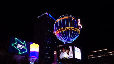 Luces-De-Las-Vegas-Strip,-Cosmopolita-Y-Globo-Del-Hotel-Casino-Paris-En-La-Noche