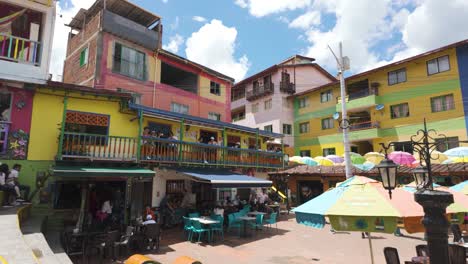 Lebendige-Urbane-Szene-In-Guatape,-Kolumbien,-Farbenfrohe-Gebäude-Und-Belebte-Straßen