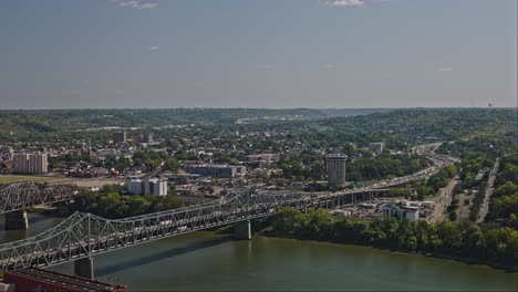 Cincinnati,-Ohio,-Luftaufnahme-V2,-Überflug-Von-Queensgate-In-Richtung-Covington,-Erfassung-Des-Autobahnverkehrs-Auf-Den-Brücken,-Die-Sich-über-Den-Fluss-Und-Die-Stadtlandschaft-Am-Flussufer-Erstrecken-–-Aufgenommen-Mit-Inspire-3-8k-–-September-2023