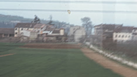 Vista-Del-Paisaje-De-Lombardía-Desde-La-Ventana-De-Un-Tren-En-Italia.