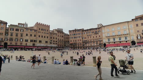 Siena-Piazza-Mit-Spazierenden-Touristen-Und-Historischen-Gebäuden