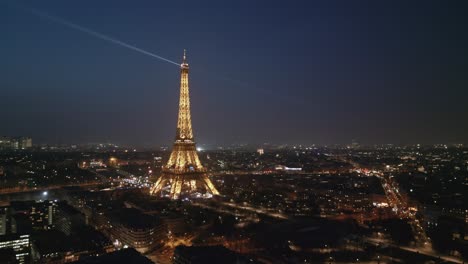 Tour-Eiffelturm-Beleuchtet-In-Der-Nacht,-Während-Beleuchtung-Mit-Licht-Show-Von-Oben,-Paris-In-Frankreich