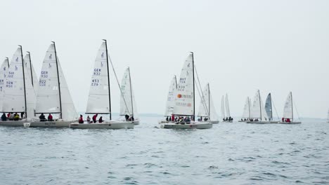 Una-Línea-Diagonal-De-Balandras-Navegan-Contra-El-Viento-En-Una-Regata-Anual-En-El-Lago-De-Constanza,-En-Los-Alpes.