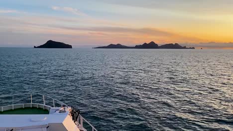 Ferry-Navega-Hacia-Vestmannaeyjar-Al-Atardecer-En-Islandia,-Toma-Pov