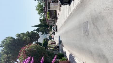 Joven-Feliz-Montando-El-E-scooter-Por-Las-Calles-De-Dubrovnik-En-Un-Día-Soleado,-Croacia---Dash-E-scooters