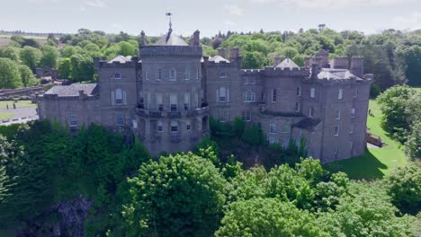Aufsteigende,-Kippende-Einspielung-Von-Culzean-Castle-In-Der-Nähe-Des-Firth-Of-Clyde,-Schottland,-Großbritannien