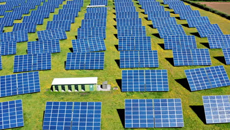 Solar-panels-in-a-large-field-generating-renewable-energy-on-a-sunny-day