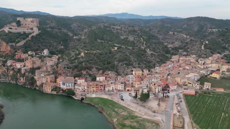 Miravet-Stadt-In-Tarragona,-Spanien,-Umgeben-Von-Bergen-Und-Einem-Fluss,-Tagsüber,-Luftaufnahme