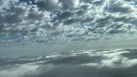 POV-Volando-Entre-Capas-De-Nubes-En-Un-Espectacular-Cielo-Invernal,-Visto-Por-Los-Pilotos-De-Un-Avión-En-Un-Suave-Giro-A-La-Derecha