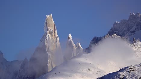 Toma-De-Lapso-De-Tiempo-De-Densas-Nubes-Volando-Frente-Al-Nevado-Cerro-Torre,-Argentina