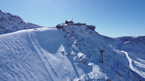 Luftaufnahme-Vom-Aufstieg-über-Einem-Beliebten-Skigebiet-Zum-Höchstgelegenen-Hotel-Europas,-Perfekt-Blauer-Himmel-Umgeben-Von-Der-Spektakulärsten-Berglandschaft,-Gletscherhotel-Grawand,-Tirol,-Italien