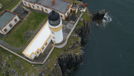 Neist-Point-Lighthouse-Auf-Der-Isle-Of-Skye,-Luftaufnahme-Von-Oben-Nach-Unten