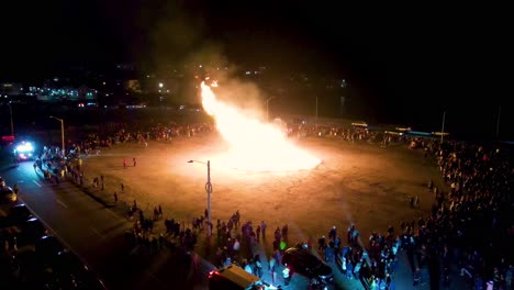 Riesige-Menschenmenge-Versammelte-Sich-Um-Offenes-Lagerfeuer-Am-Strand-Bei-Thanksgiving-Veranstaltung