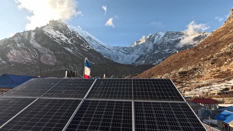 Sonnenkollektoren-Auf-Dem-Dach-Des-Dorfes-Kyanjin-Gompa-In-Großer-Höhe