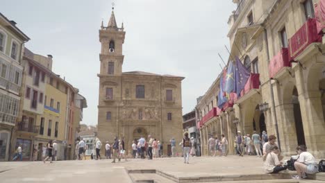 Statische-Aufnahme-Von-Vielen-Menschen,-Die-Auf-Dem-Rathausplatz-Von-Oviedo,-Asturien,-Spazieren-Gehen