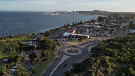 Toma-Aérea-De-La-Famosa-Ciudad-De-Esperance-Al-Atardecer,-Australia-Occidental